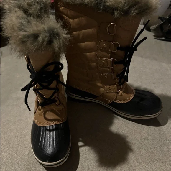 Sorel Tan and Black Winter Boots with Fur Trim, brand new size 9 - Picture 2 of 6